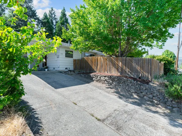 1234 NW Highland Ave, Grants Pass, OR 97526