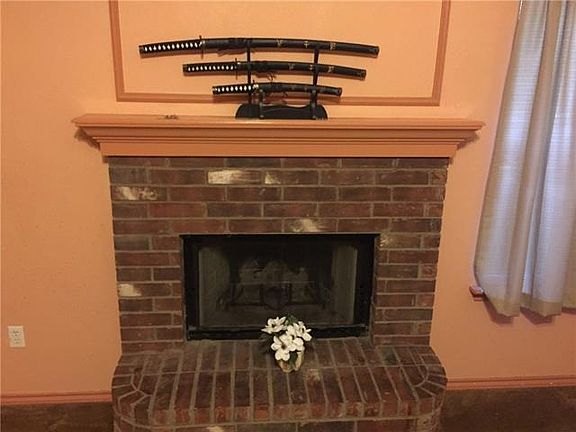 3rd image of 1626 Stratford Ln