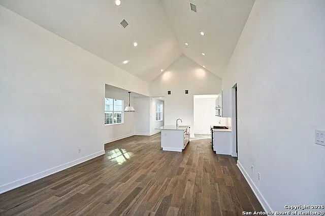 3 bed, 2.5 bath, 1900 sqft, $2,375 — Photo 3