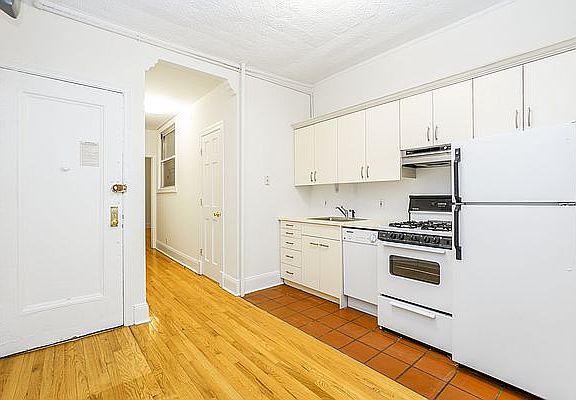 3rd image of 105 Sullivan St APT 4B