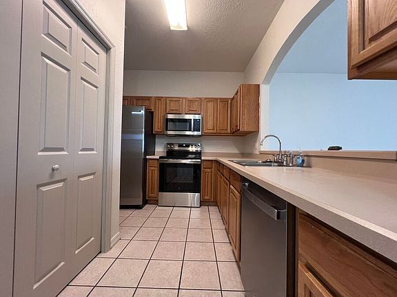 4th image of 2216 Garden Lake Dr