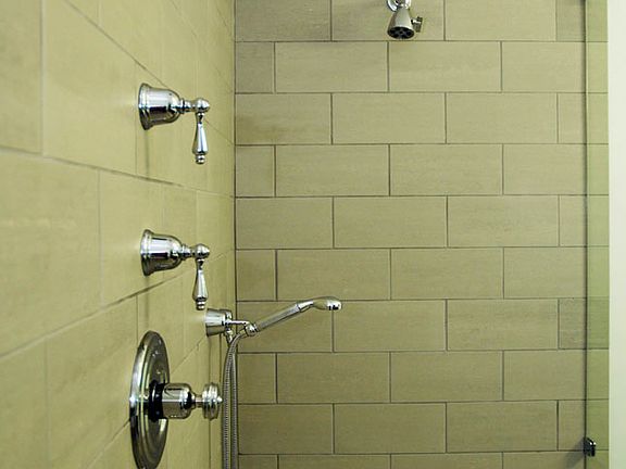 shower w/ sitting bench