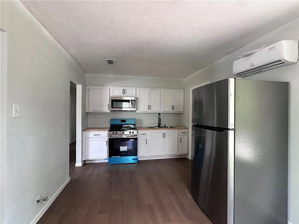 3 bed, 1.0 bath, 1025 sqft, $1,400 — Photo 4