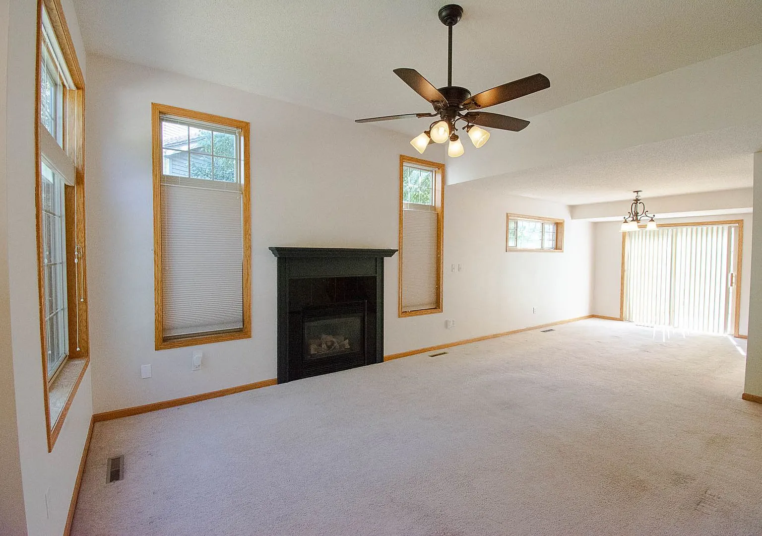 Bright 2 Bed Townhome by Essex Park — Photo 2
