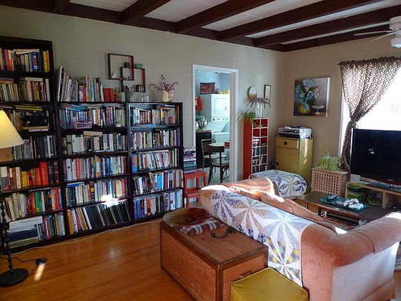 Living room (furnished by previous tenant)
