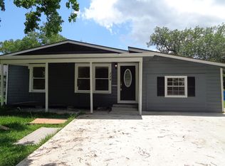324 Azalea St, Lake Jackson, TX 77566