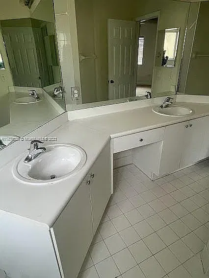 4 bed, 2869 sqft, $4,800 — Photo 4