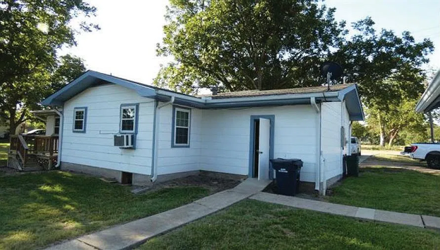 3 bed, 1120 sqft, $1,500 — Photo 3