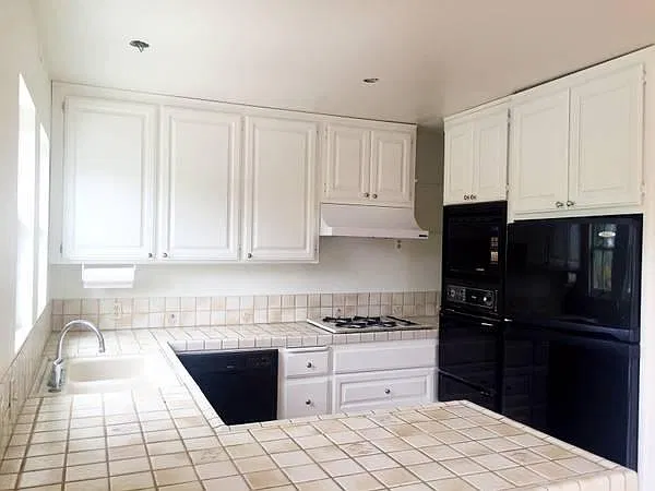 410 E Victoria St — Photo 6