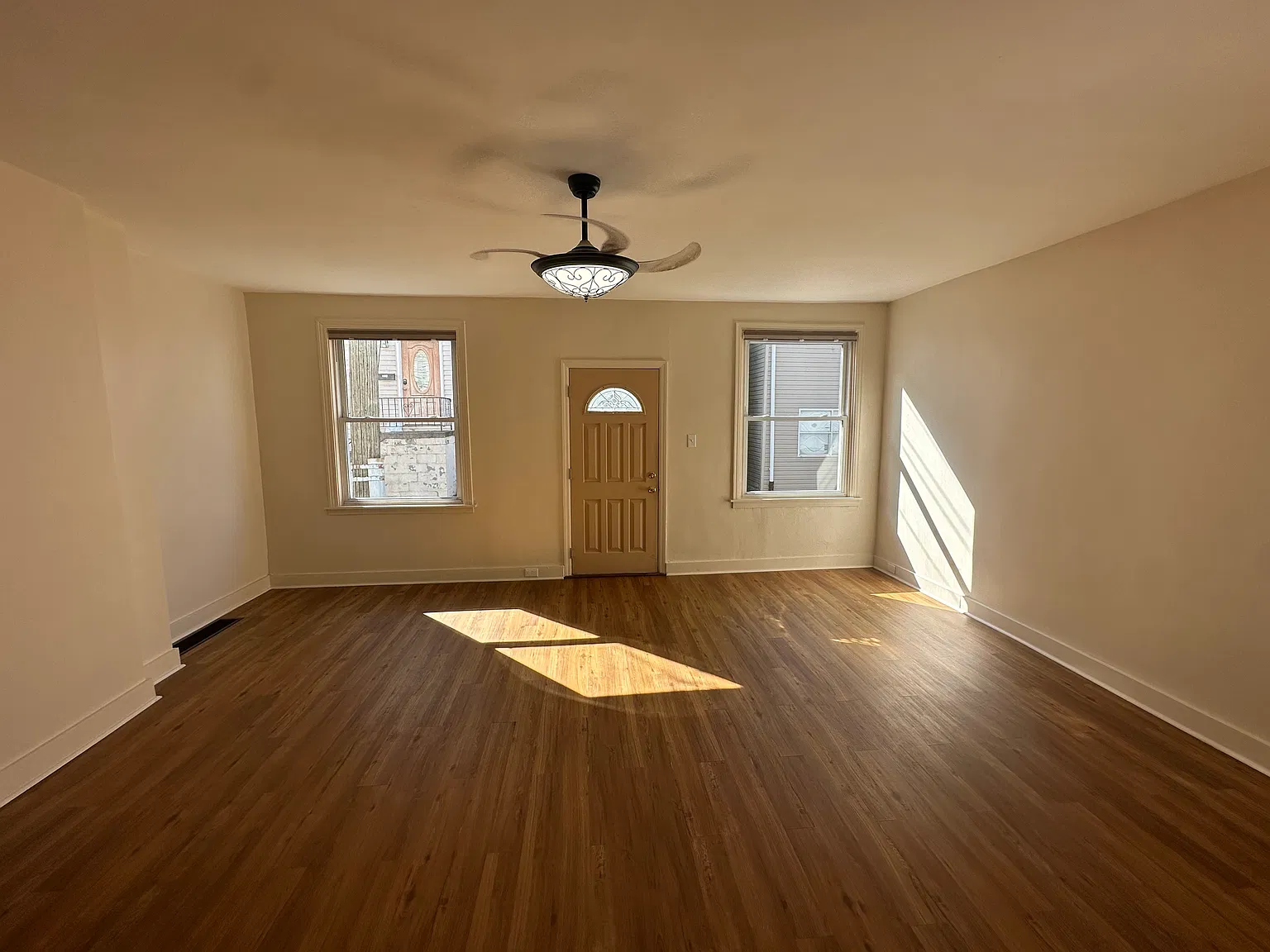 3 bed, 2.5 bath, 1900 sqft, $2,000 — Photo 1