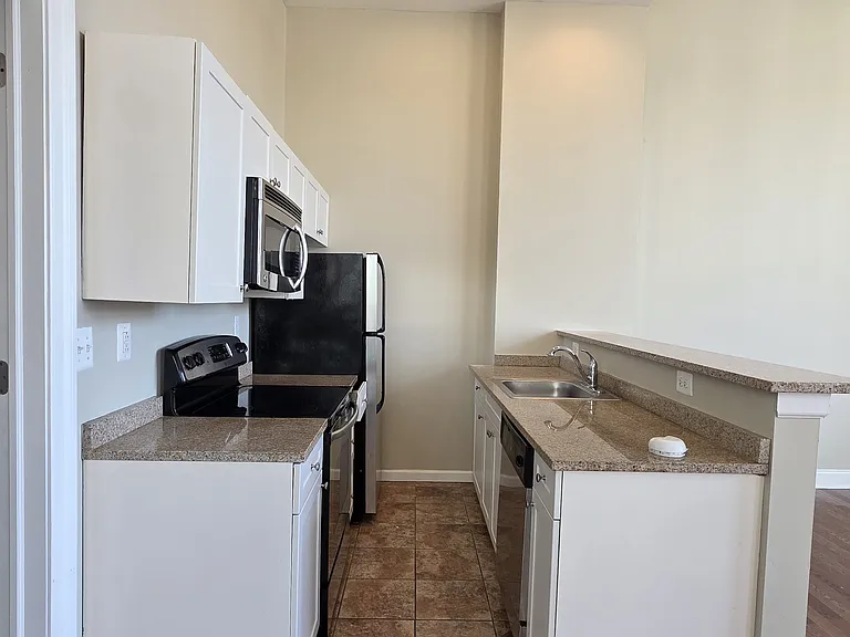 314-22 Walnut St #402 — Photo 6