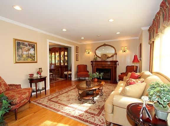 4th image of 3148 Douglas Dr