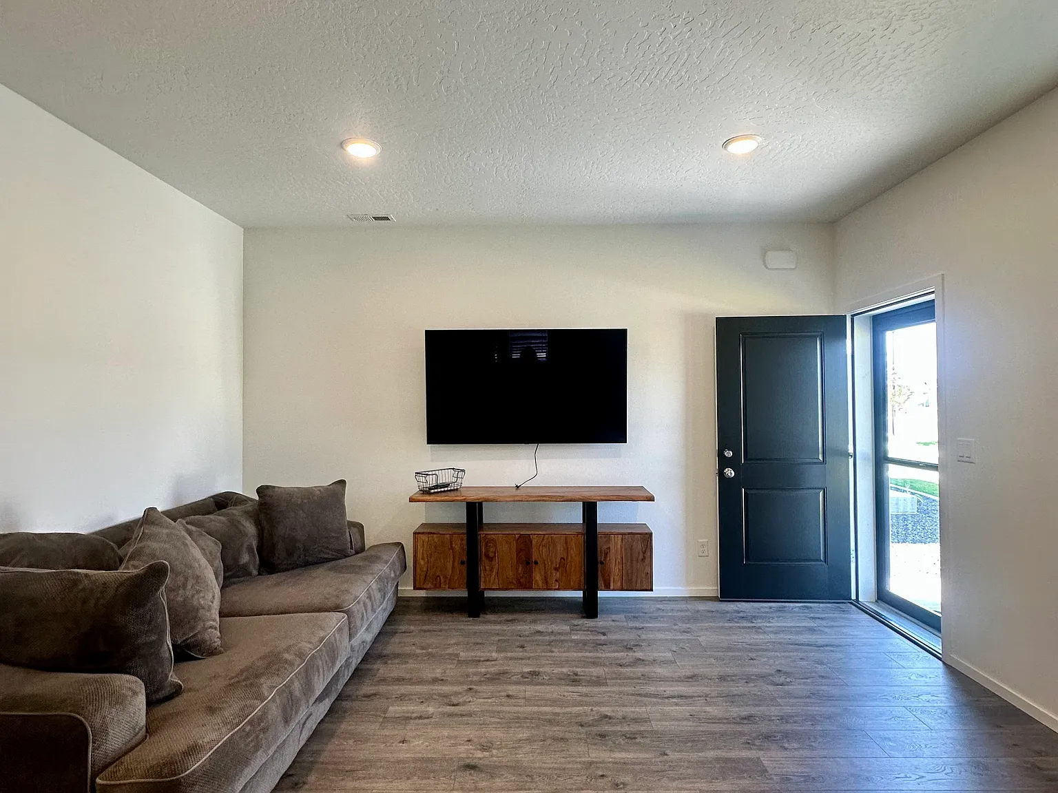 3 bed, 1095 sqft, $2,200 — Photo 3