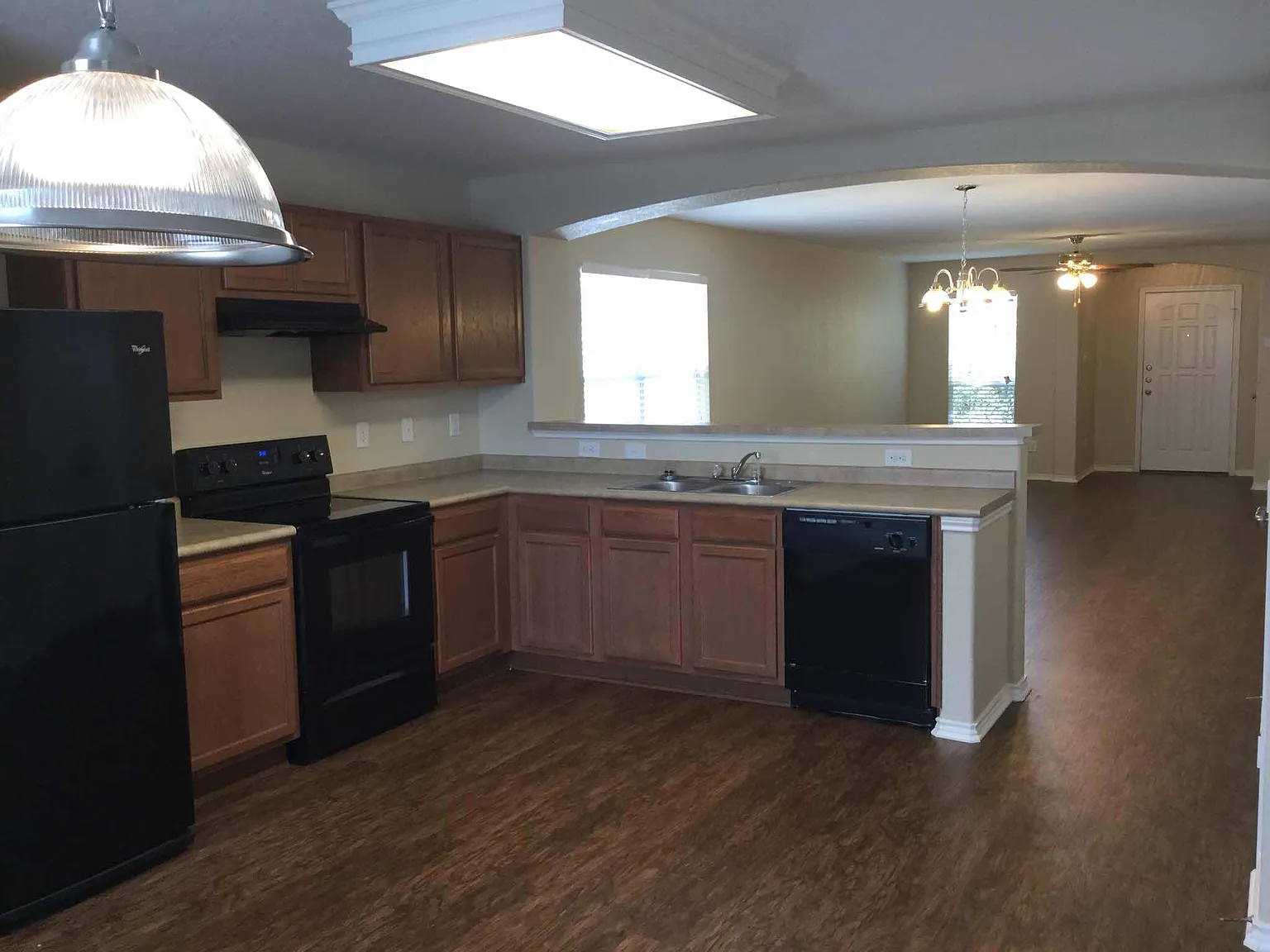 3 bed, 2.0 bath, 1474 sqft, $1,695 — Photo 2