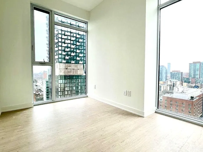65 Mutual St #1502 — Photo 8
