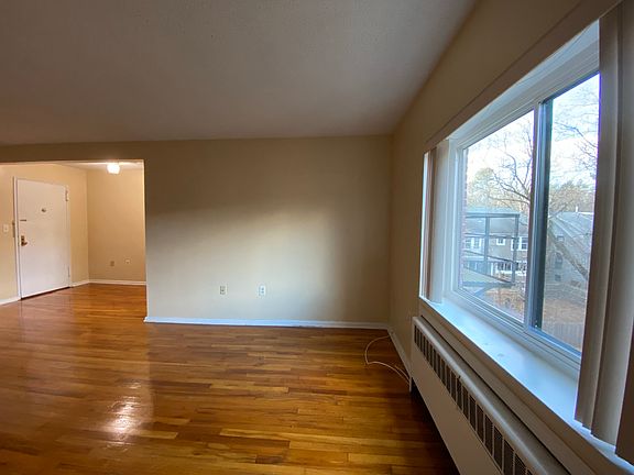 5th image of 570 Whitney Ave #3K