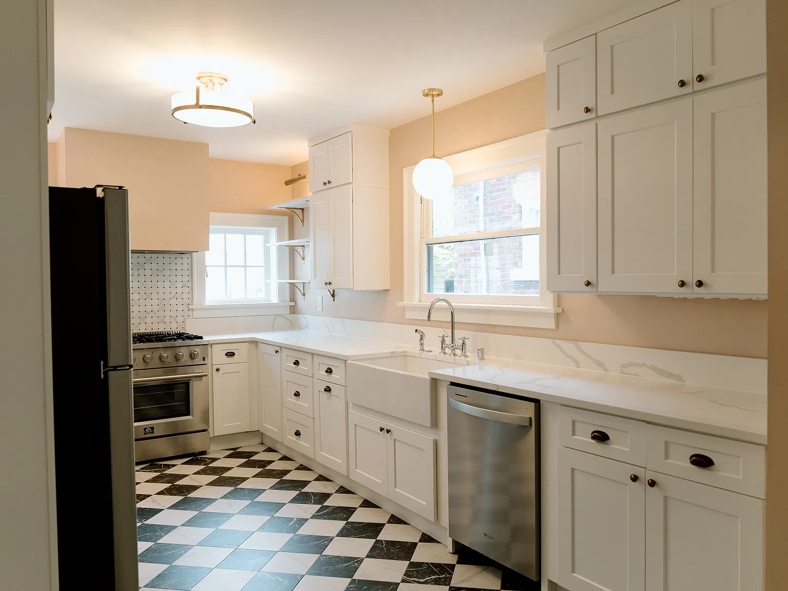 8 bed, 2.5 bath, 3370 sqft, $11,300 — Photo 4