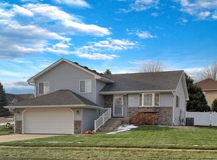 3980 Fieldcrest Dr, Sioux City, IA 51103