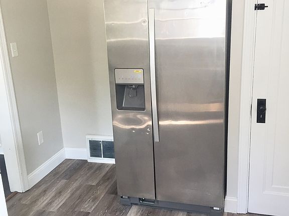Refrigerator with ice maker 