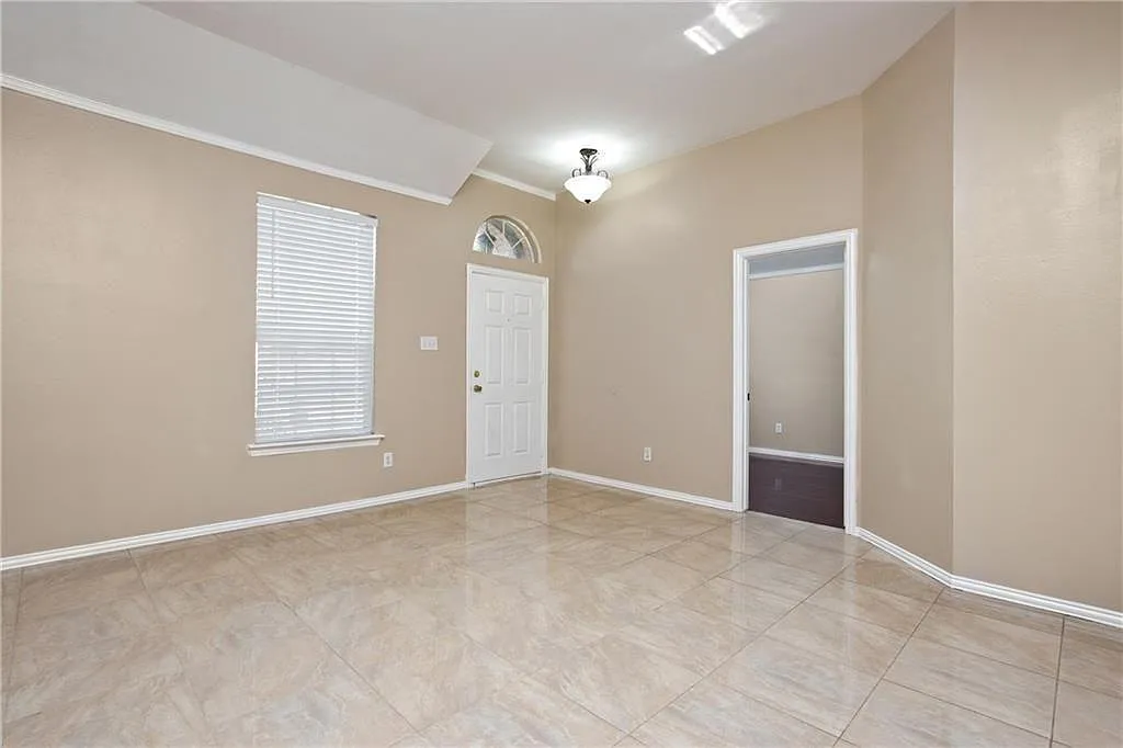 4 bed, 2000 sqft, $2,600 — Photo 1