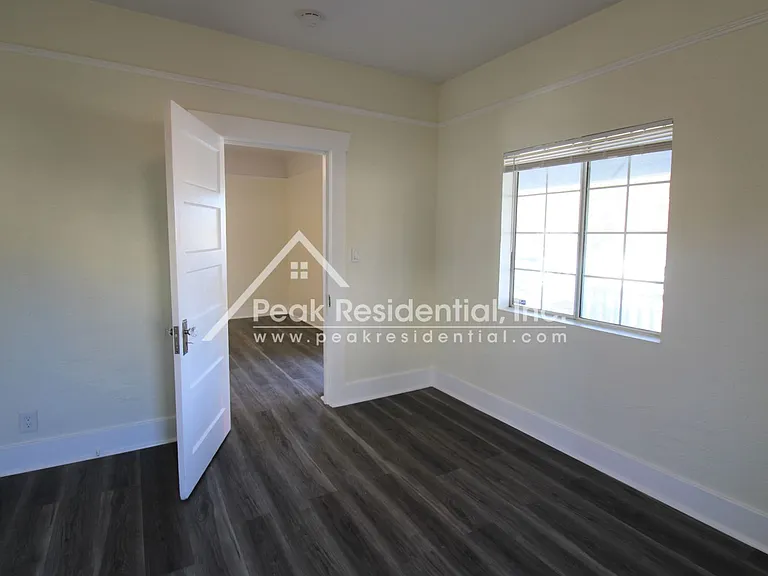1042 Las Palmas Ave — Photo 16