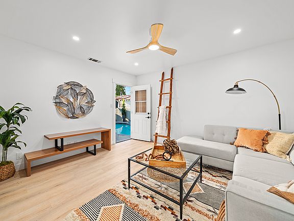 4th image of 5702 Camellia Ave #2