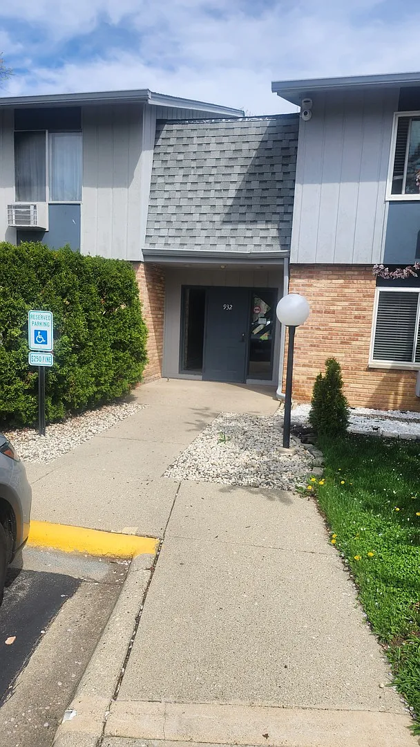 Building Photo - 932 E Old Willow Rd #102