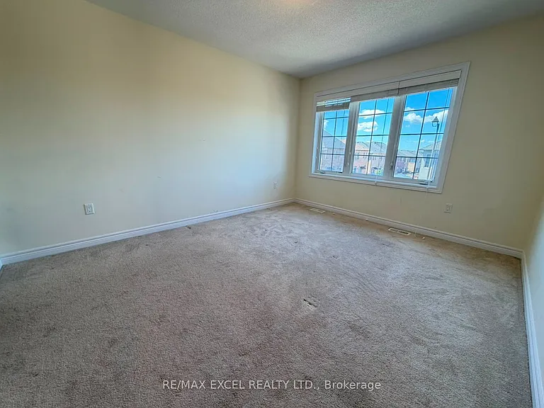 27 Manston Cres — Photo 6