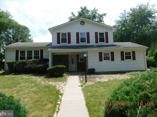 77 Colleen Cir, Ewing, NJ 08638