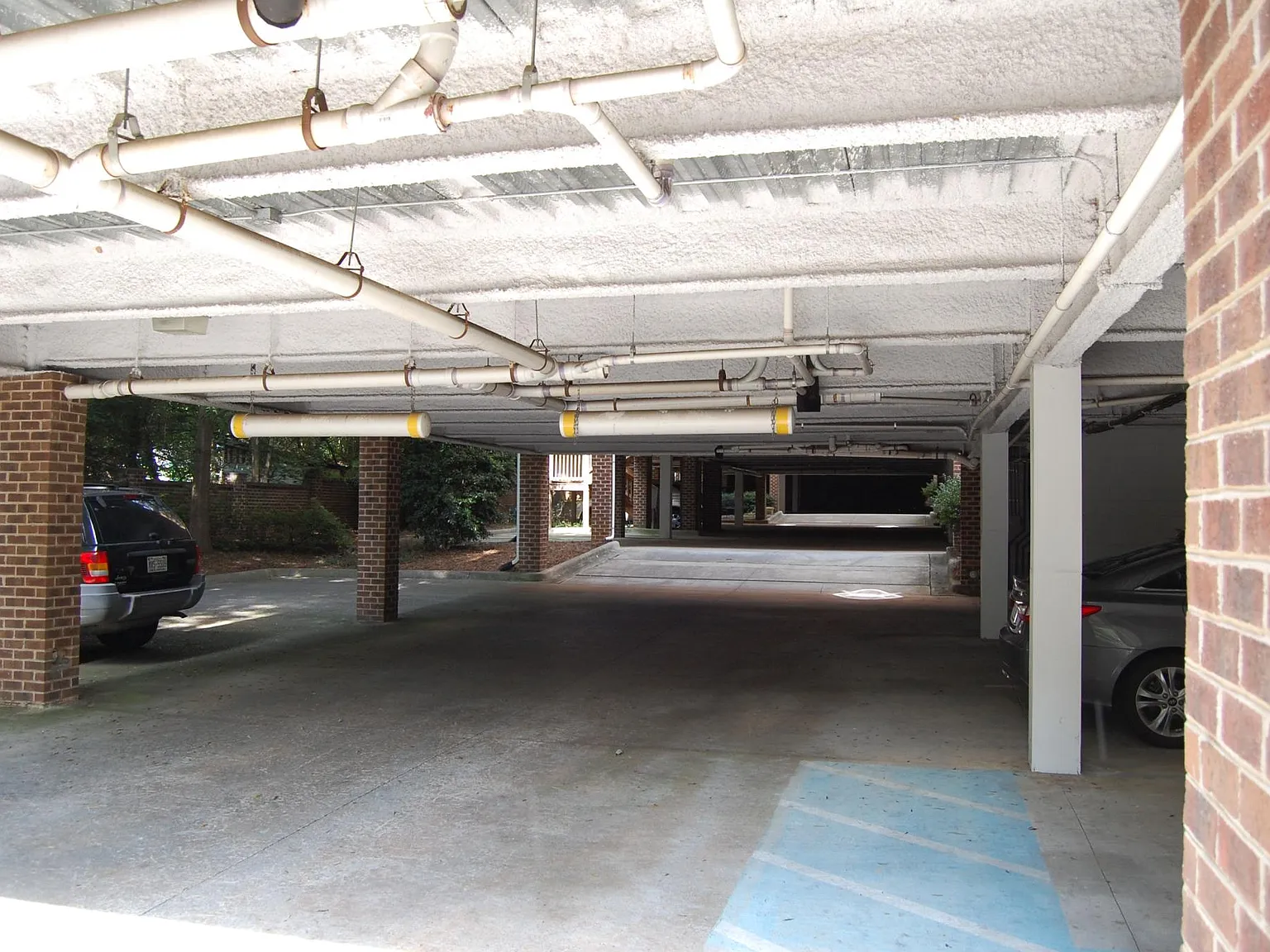 1935 E Woodlawn Rd — Photo 2