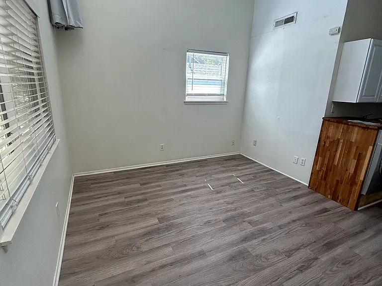 1106 W 22nd St #8 — Photo 2