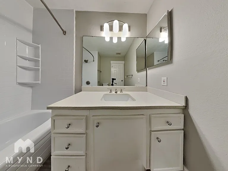 10905 NE 35th Pl #4 — Photo 12