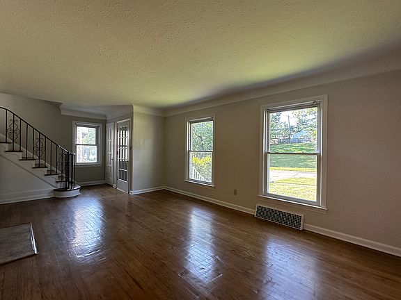 3rd image of 3422 Meadowbrook Blvd