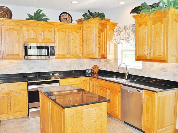 2nd image of 841 Lismore Pl