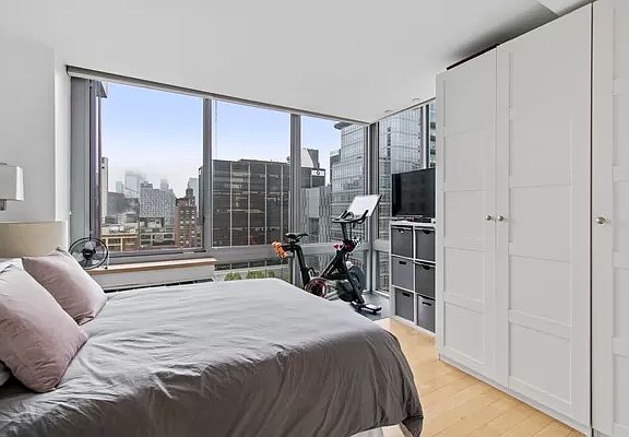 4th image of 225 W 60th St APT 19B