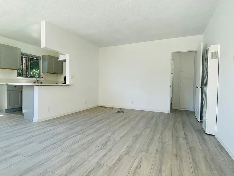1626 Barry Ave — Photo 3