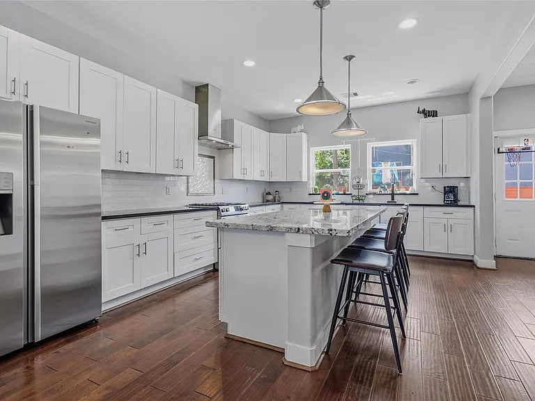 704 Vincent St — Photo 4