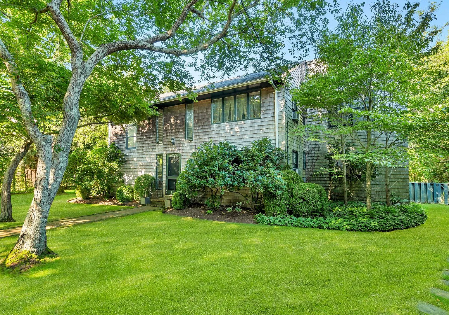 Classic shingle-style home, private, heated pool, close to beach — Photo 4