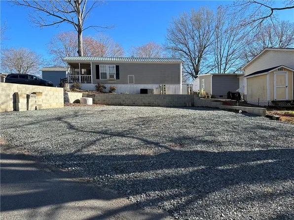 121 Oak St, New London, NC 28127