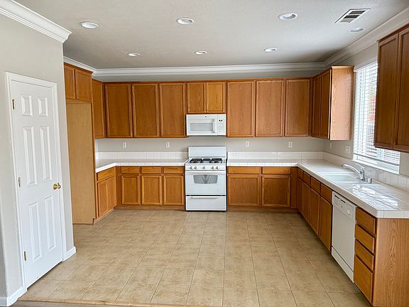 4th image of 405 Darragh Ct