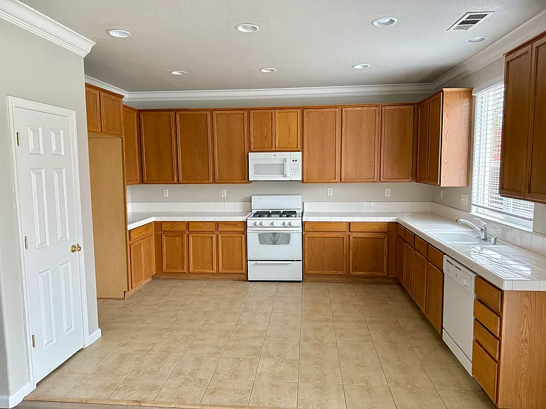 405 Darragh Ct — Photo 4