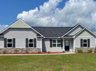 233 Breakwater Dr, Sneads Ferry, NC 28460