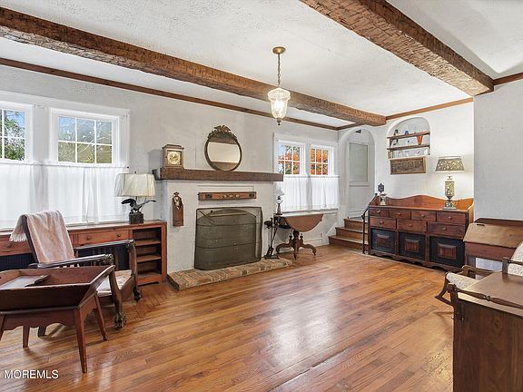 5th image of 806 Riverview Drive