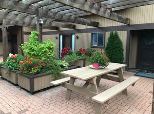 17615 Walnut Trl, Chagrin Falls, OH 44023