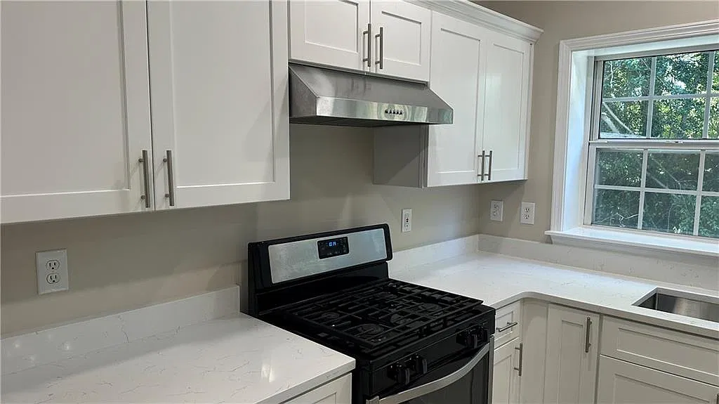 4 bed, 2.5 bath, 2253 sqft, $2,900 — Photo 4