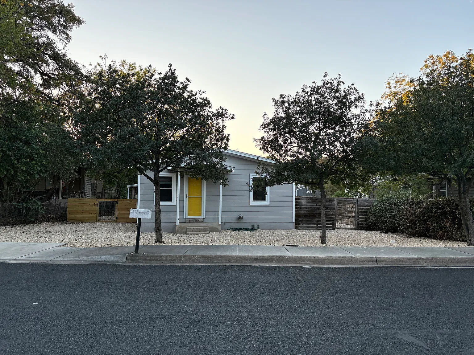 2 bed, 672 sqft, $2,200 — Photo 3