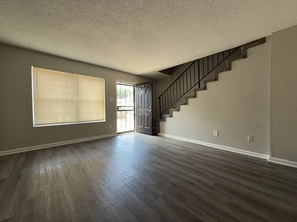 2 bed, 1.5 bath, 1054 sqft, $895 — Photo 2