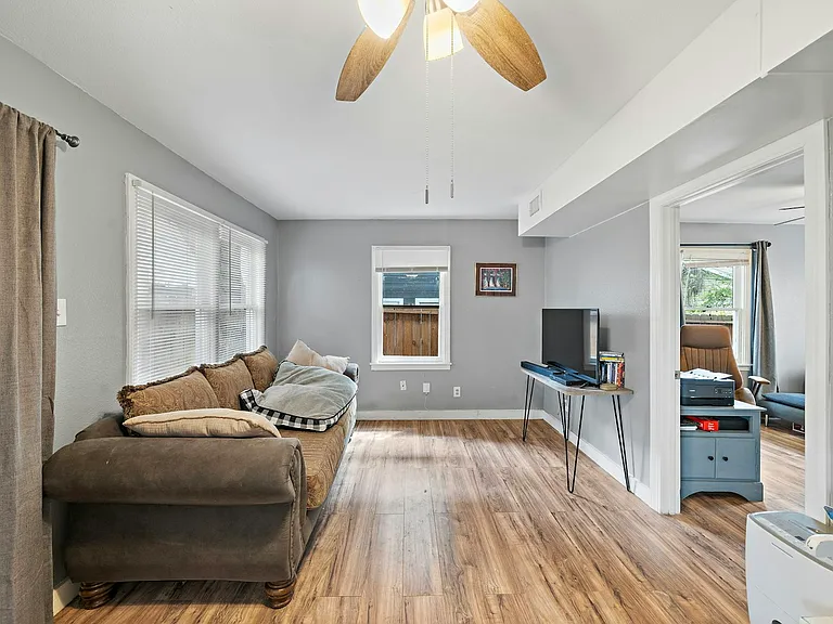 609 Sealy St #1 — Photo 4