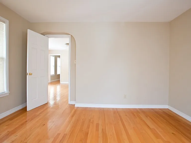 8/1-$1745 3 BR with Laundry, Upper Flat Close to Lakefront and UWM - 2431 N Farwell — Photo 9
