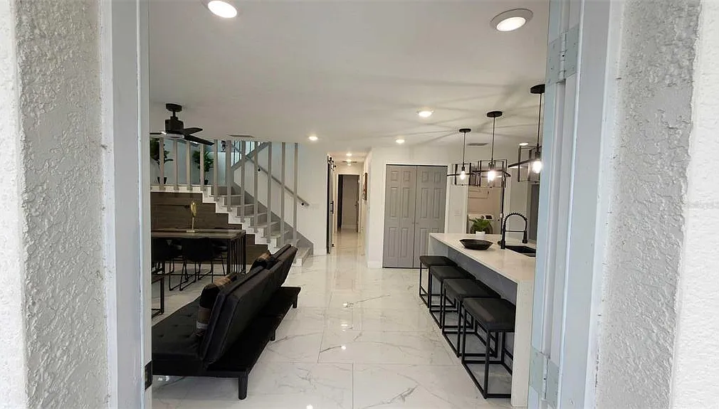 4 bed, 3.0 bath, 2170 sqft, $4,000 — Photo 2